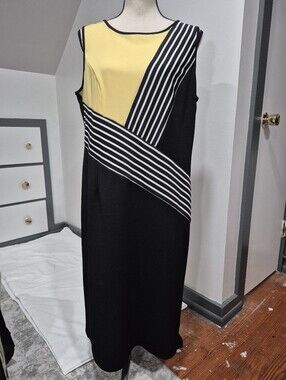 NWOT Ashro Sheath Dress With A Pop Of Color